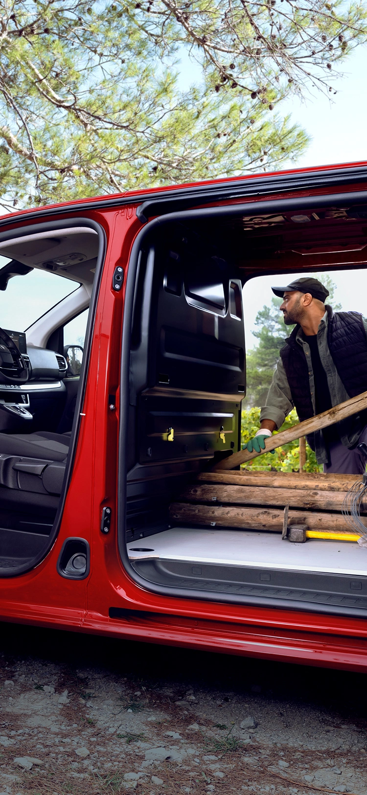 Vue latérale avec porte ouverte d’un utilitaire électrique Citroën Jumpy, illustrant un accès facilité pour les professionnels et une alternative électrique intelligente adaptée aux usages quotidiens.