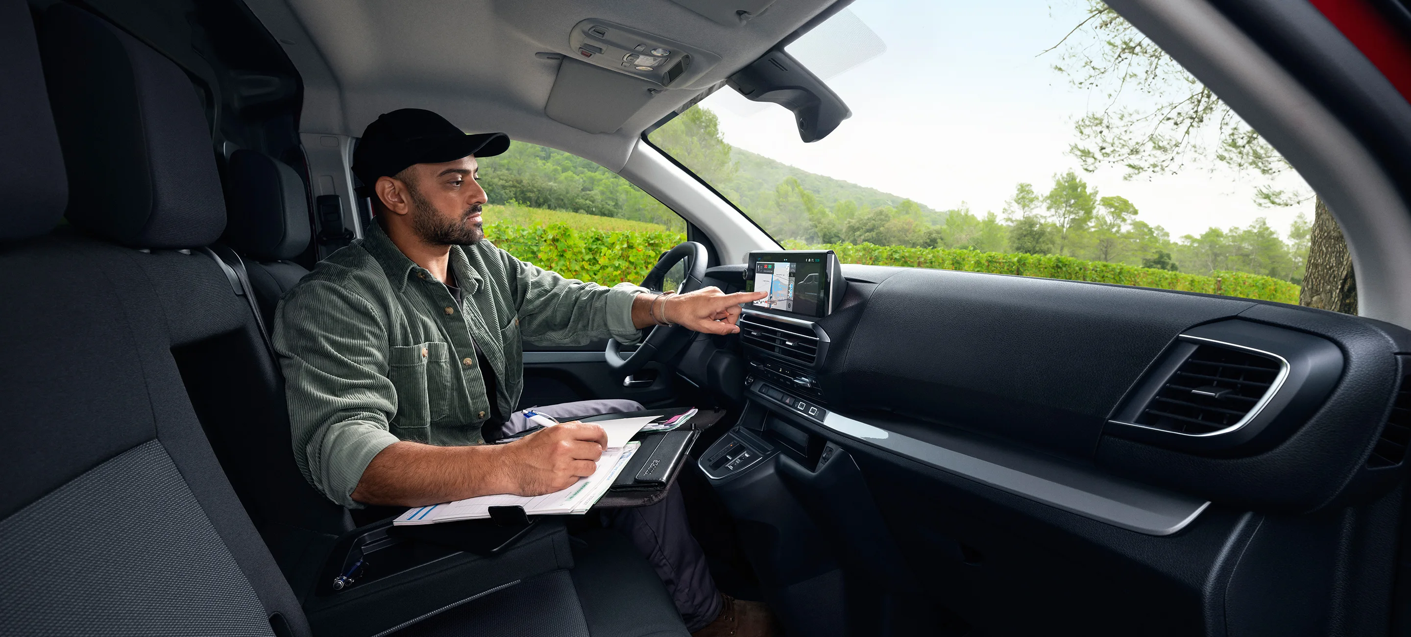 Vue intérieure du tableau de bord du Citroën Jumpy électrique, illustrant des écrans numériques 10 pouces et une expérience de conduite connectée, pensée pour les professionnels.
